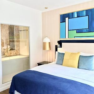 Luxury Apartments Mondrian Market Square III